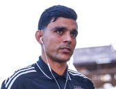 أشرف بن شرقى يتعرض لإصابة على مستوى الفخد وطبيب الأهلى يتدخل.. فيديو