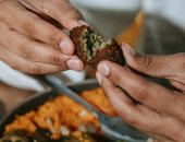 تناول الطعام باليدين يشعرك بالسعادة ويخفف التوتر.. لهذا السبب