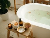5 طرق لتعطير حمامك ومنحه رائحة منعشة.. منها استخدام صودا الخبز