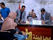 محافظ سوهاج يستمع إلى مطالب وشكاوى المواطنين فى اللقاء الجماهيرى