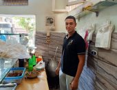 طالب بكلية الطب فى كفر الشيخ يفتخر بعمله بمطعم فول ليساعد والده.. صور