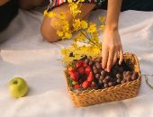 تفسير حلم أكل المانجو والعنب.. بشرى بالخير والرزق وأحيانًا تحذير من تحديات