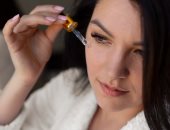 طبيبة جلدية توضح.. عادات بسيطة للعناية بالبشرة تؤثر على هرموناتك