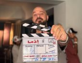محمد صادق يشارك صورة من تصوير فيلم إذما في أولى تجاربه الإخراجية
