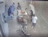 شاب يسكب البنزين على أرغفة خبز فى مشادة بقرية بالشرقية وكاميرا توثق الواقعة