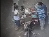 ألقوا "جاز" على العيش ووقفوا حاله.. فيديو صعب لبائع خبز وزوجته بالشرقية