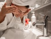 قبل فصل الخريف.. الماء الساخن أم البارد أفضل لجمال بشرتك؟