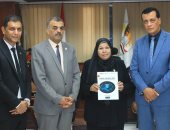 مدير تعليم سوهاج يكرم فريق التطوير التكنولوجي لإصداره أول مؤلفات عربية في الشبكات