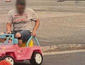 القبض على رجل لقيادته سيارة لعبة باربى بشوارع كندا.. صور