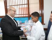 محافظ بنى سويف يزور مدرسة الشهيد أحمد عبد الرحيم ويسلم الكتب لابن الشهيد