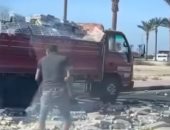 انقلاب سيارة محملة بزجاجات مشروبات كحولية بميدان جهينة بالغردقة.. صور