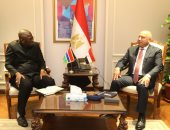 نائب رئيس الوزراء يبحث مع وزير دفاع جامبيا فرص دعم النقل والصناعة في جامبيا