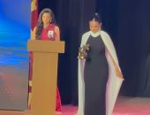 درة تهدى تكريمها فى مهرجان بورسعيد السينمائى لشعب فلسطين