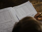 طفل صينى يدخل المستشفى بعد أداء واجباته المدرسية لمدة 14 ساعة متواصلة