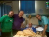 أشرف زكي يزور الفنان عيد أبو الحمد بعد تعرضه لأزمة قلبية