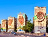 مشروع أسوان "أرض من ذهب" يتزين فى ثوبه الأخير استعداداً للافتتاح الرسمى.. زوجان شابان ينتهيان من رسم لوحات فنية على العمارات السكنية.. الجداريات تروى تاريخ درة النيل وتفتح أبواب المستقبل.. صور