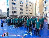 الطلاب يؤدون تحية العلم ويرددون النشيد الوطنى فى أول يوم دراسى
