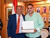 رئيس جامعة حلوان يكرم الزميل محمد صبحى لجهوده المتميزة فى نشر سياسات الجامعة