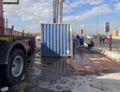 انقلاب سيارة نقل محملة بزيت هالك على طريق طنطا زفتى