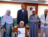 فقدت بصرها ولم تستسلم.. تكريم آية السيد الأولى على الإعدادية الأزهرية بسوهاج