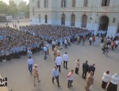 حضور مرتفع للطلاب مع انطلاق العام الدراسى الجديد.. المدارس ترحب بالطلاب وتطالبهم بالالتزام والاجتهاد فى دروسهم.. تحية العلم بالطابور.. قيادات التعليم تتابع انتظام الدراسة.. والوزير يتفقد مدارس القليوبية.. صور