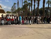 توافد الطلاب على جامعة القاهرة.. وفحص السيارات باستخدام الكلاب البوليسية