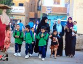 "عجلة وزمزمية وتروسيكل".. مشاهد الفرحة فى أول يوم دراسى.. صور 