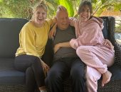 بروس ويليس فى ظهور نادر مع ابنتيه وسط معركته مع الخرف الجبهى الصدغى