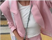 5 إطلالات أنيقة باللون الوردى تناسب العمل والخروجات.. موضة خريف 2025