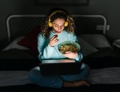 لو بتحس بالجوع أكتر فى الخريف.. 5 طرق للتوقف عن تناول الطعام ليلا