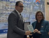 عميد إعلام 6 أكتوبر تكرم الزميل محمد صبحى بدرع الكلية في حفل استقبال الطلاب