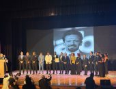 انهيار أرملة تيمور تيمور على مسرح ختام مهرجان بورسعيد السينمائى