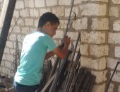 بطل من حديد.. "شنودة" كفيف ويعمل حدادا ومتفوق دراسيا (فيديو وصور)