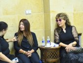 صفاء أبو السعود تلفت الأنظار بنظارة بمبى وإطلالة راقية فى عزاء شقيقة أحمد صيام