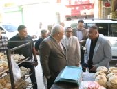 محافظ الوادي الجديد يمنح مكافأة لأحد المخابز بالخارجة لالتزامه بجودة إنتاج الخبز
