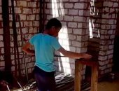 شنودة يتحدى الإعاقة البصرية ويعمل في ورشة حدادة 