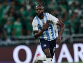 فيستون ماييلى يؤدى أول عمرة بعد اعتناقه الإسلام.. صور