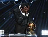 عثمان ديمبيلي يبكي بعد استلام الكرة الذهبية ويشكر برشلونة.. فيديو