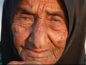 "جازية" معمرة فلسطينية أكبر من 100 عام.. تجتاز طرق الموت على كرسى متحرك