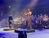 أنغام تغنى سيبتلى قلبى لأول مرة والجمهور يرددها بحفل ألبرت هول (صور)