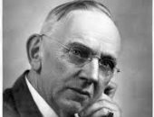 عراف أمريكا المخيف إدجار كايس.. رأى الحرب العالمية وأزمات الاقتصاد قبل حدوثها.. تنبأ بذوبان الجليد وأزمات كبرى ستبدأ من الشرق الأوسط وتشعل صراعات عالمية .. زعم رؤيته كائنات لا يراها سواه.. ومات بجلطة دماغية