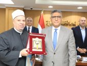 محافظ الجيزة يكرم مديرى مديريتى الأوقاف والصحة السابقين لانتهاء مدة خدمتهما
