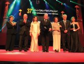 شاهد لحظة تكريم الراحلة كلوديا كاردينالى بمهرجان القاهرة