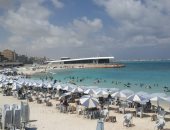 إقبال متوسط وهدوء بالشواطئ وعشاق مطروح والساحل الشمالى يودعون الشواطئ