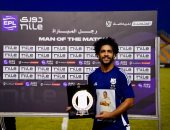 العجوز يهدى جائزة رجل مباراة إنبى والإسماعيلى لروح أخصائى التدليك.. صور