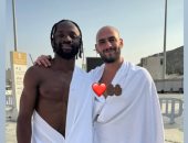 من سجدة ملعب لأداء العمرة.. 3 محطات تلخص رحلة إسلام فيستون ماييلى