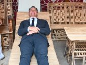 السفير الفرنسى يتفقد الأماكن الآثرية برشيد ويستلقى على سرير من الجريد