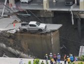 انهيار أرضى عملاق يبتلع الطريق بسبب أعمال إنشاء محطة مترو فى بانكوك.. فيديو
