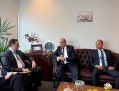وزير الطيران يبحث مع وفد هيئة الطيران المدنى اليونانية سبل تعزيز التعاون 