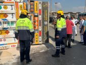 انقلاب مقطورة محملة بالرمال أعلى كوبرى مسطرد فى المطرية ..صور 